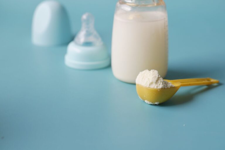 How much formula should baby eat? - Featured image