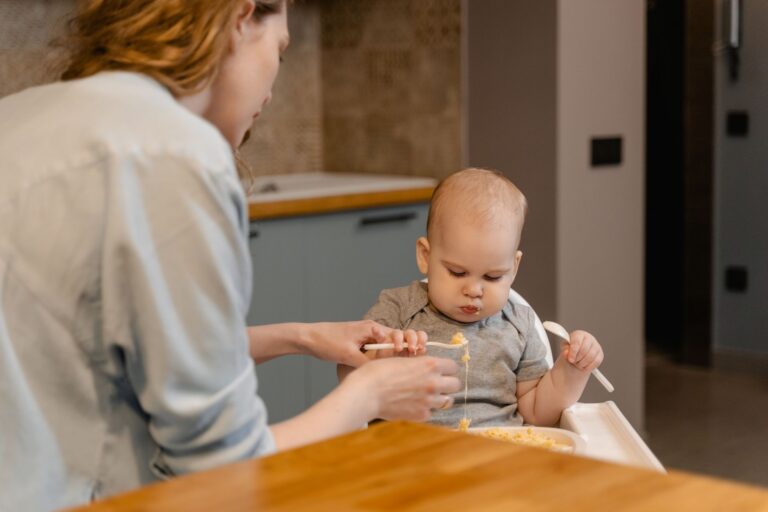 When can babies eat solids? - Featured image