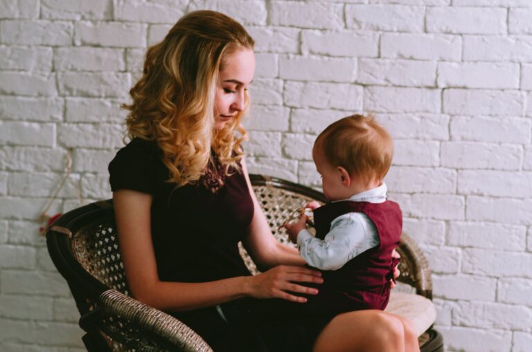 When should baby sit up? - Featured image